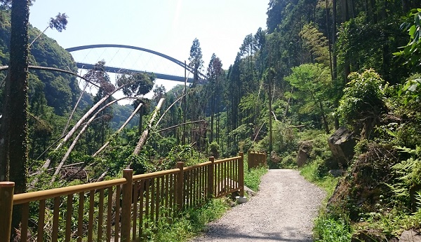 雄川の滝への道